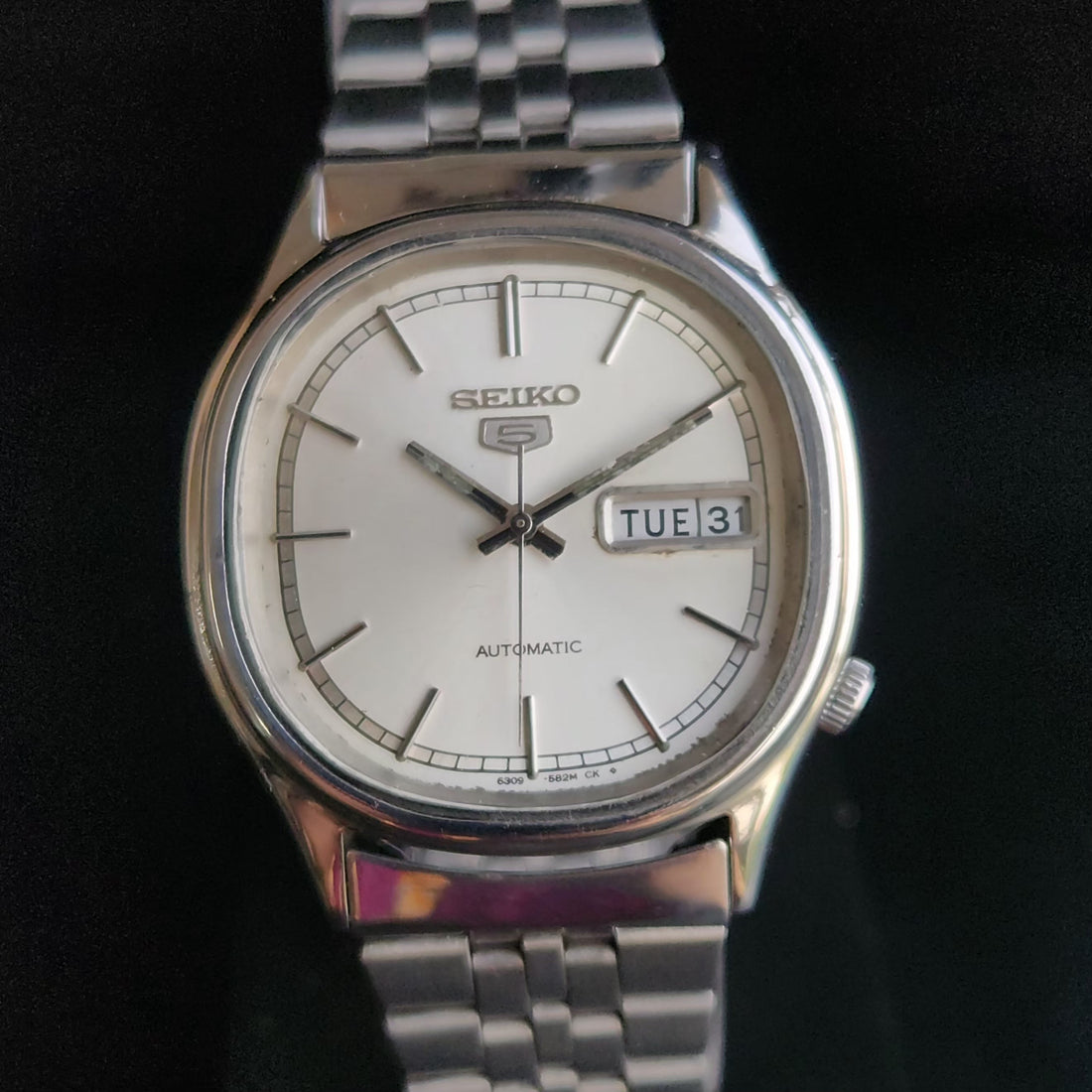 How Analog Watches Strengthen Leadership Presence at Work?
