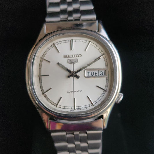 How Analog Watches Strengthen Leadership Presence at Work?