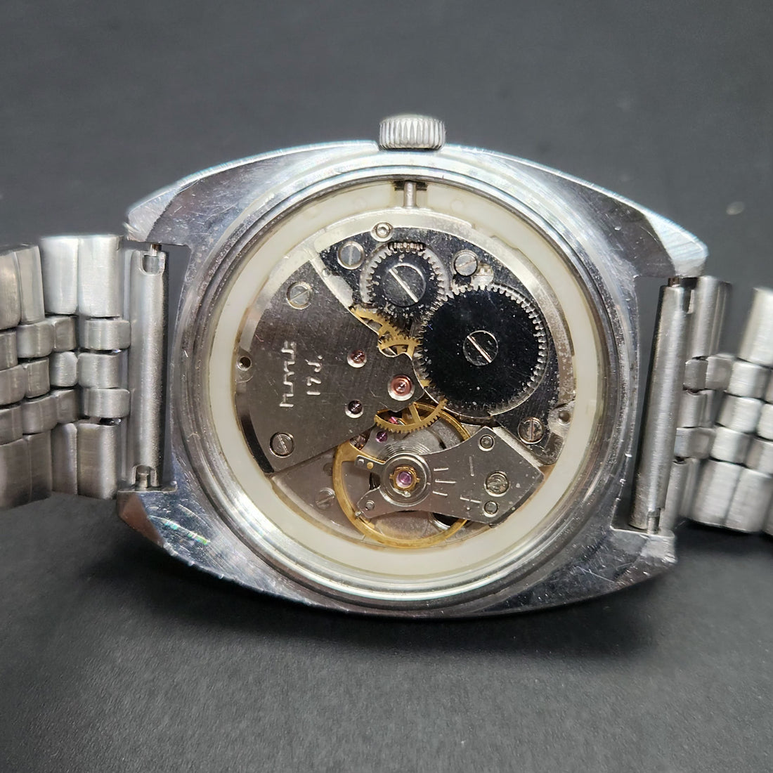 Why Successful Employees Prefer Analog Watches?