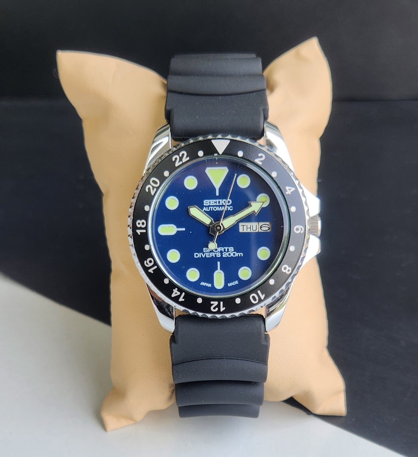 Vintage Seiko Sports Automatic Cal. 6309 17 Jewels Blue Face Black Silicone Strap Rotating Bezel Men's Wrist Watch E63
