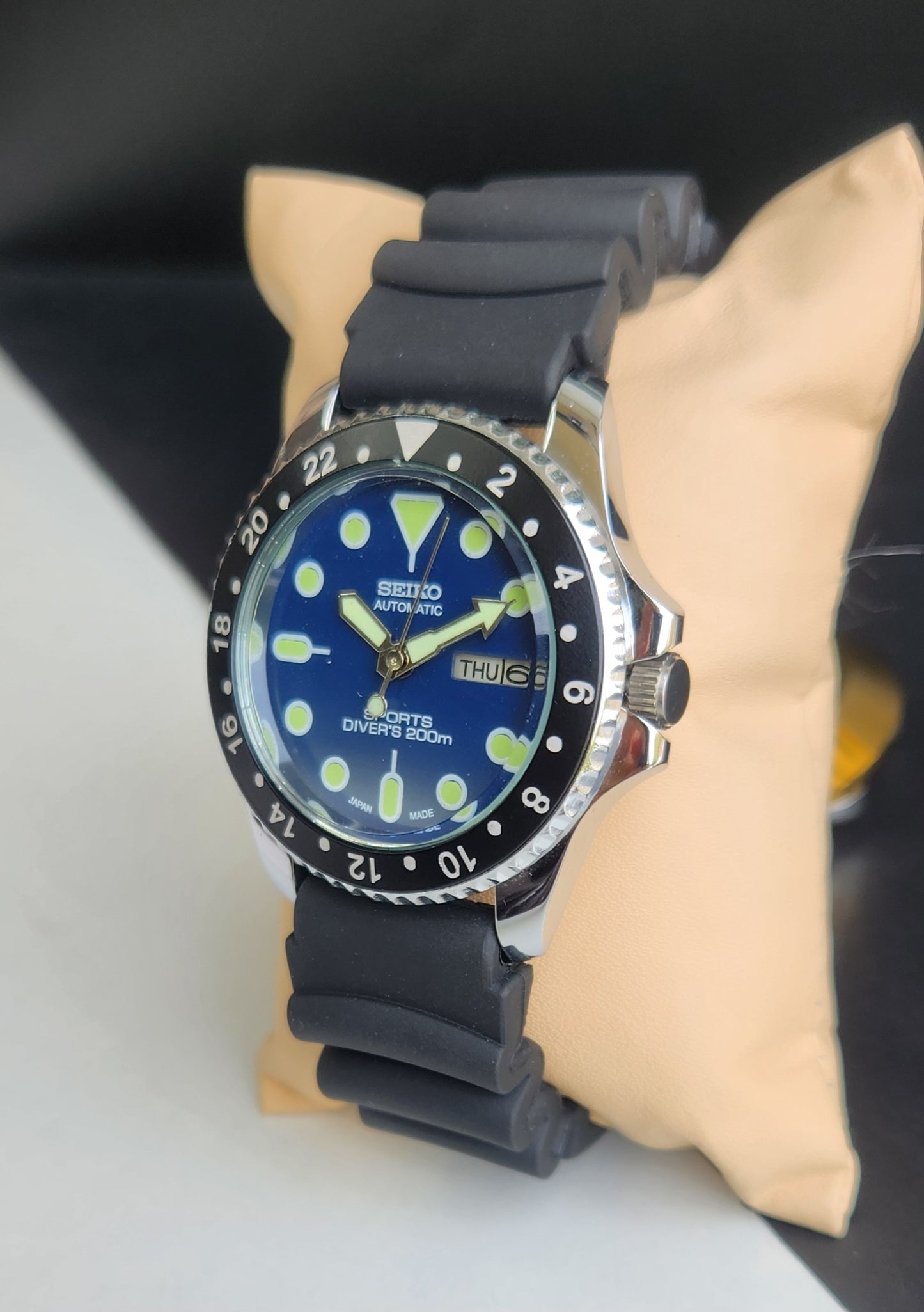 Vintage Seiko Sports Automatic Cal. 6309 17 Jewels Blue Face Black Silicone Strap Rotating Bezel Men's Wrist Watch E63