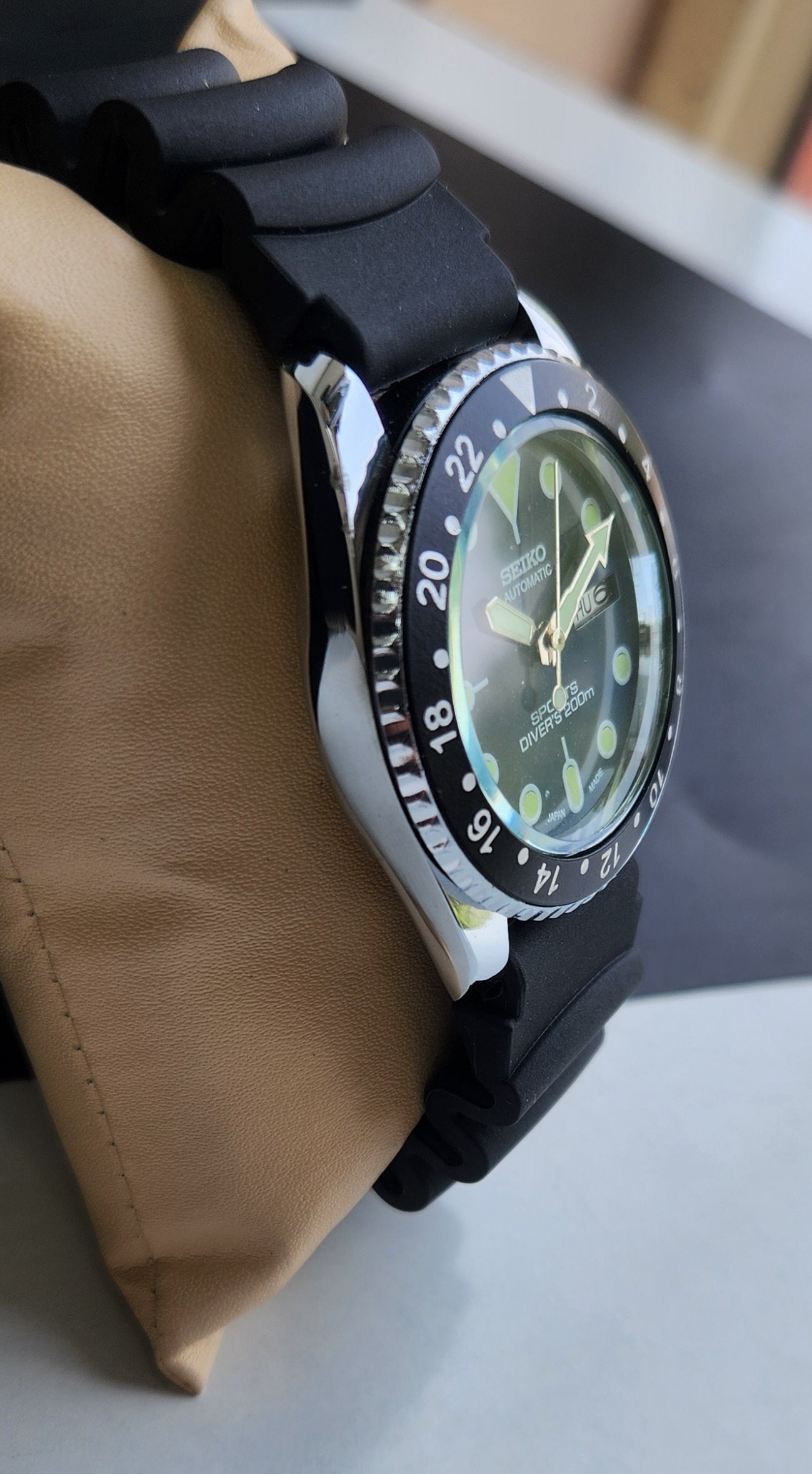 Vintage Seiko Sports Automatic Cal. 6309 17 Jewels Blue Face Black Silicone Strap Rotating Bezel Men's Wrist Watch E63