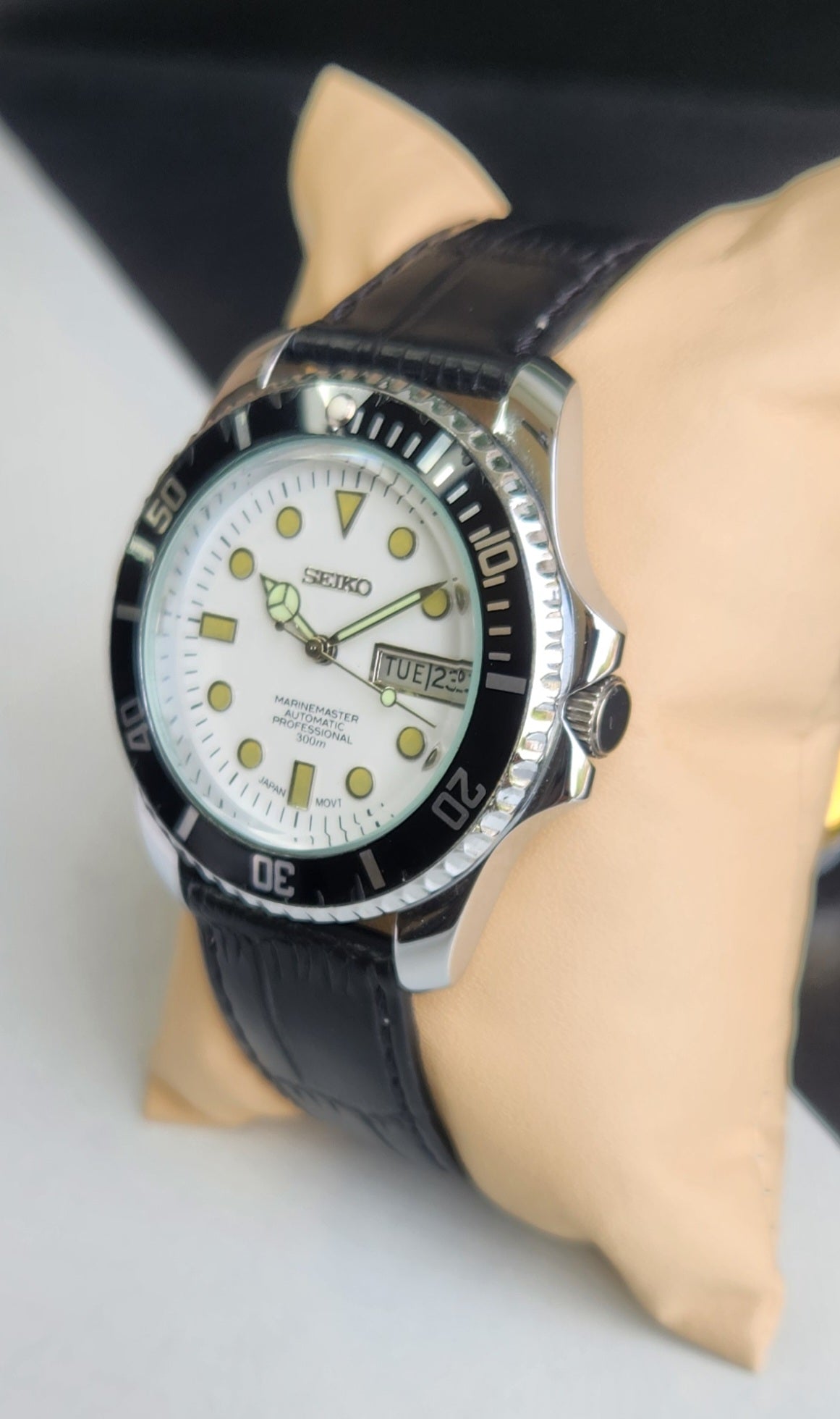Vintage Seiko Marine Master Automatic White Face Cal. 6319 21 Jewels Black Rotating Bezel Black Leather Strap Men's Wrist Watch E64