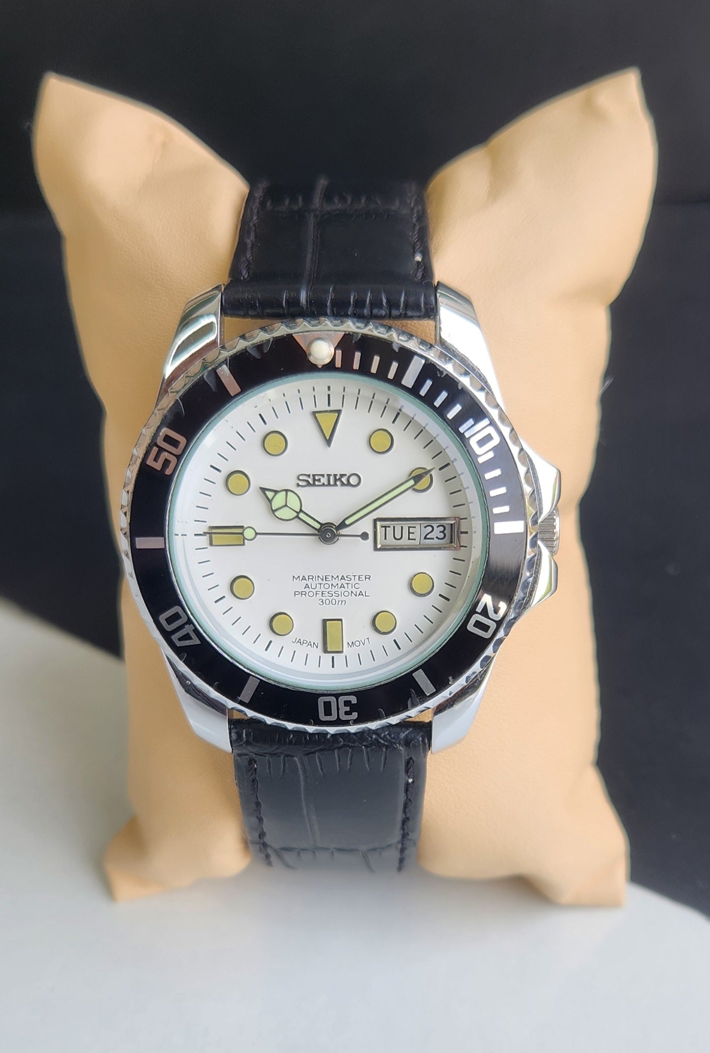 Vintage Seiko Marine Master Automatic White Face Cal. 6319 21 Jewels Black Rotating Bezel Black Leather Strap Men's Wrist Watch E64