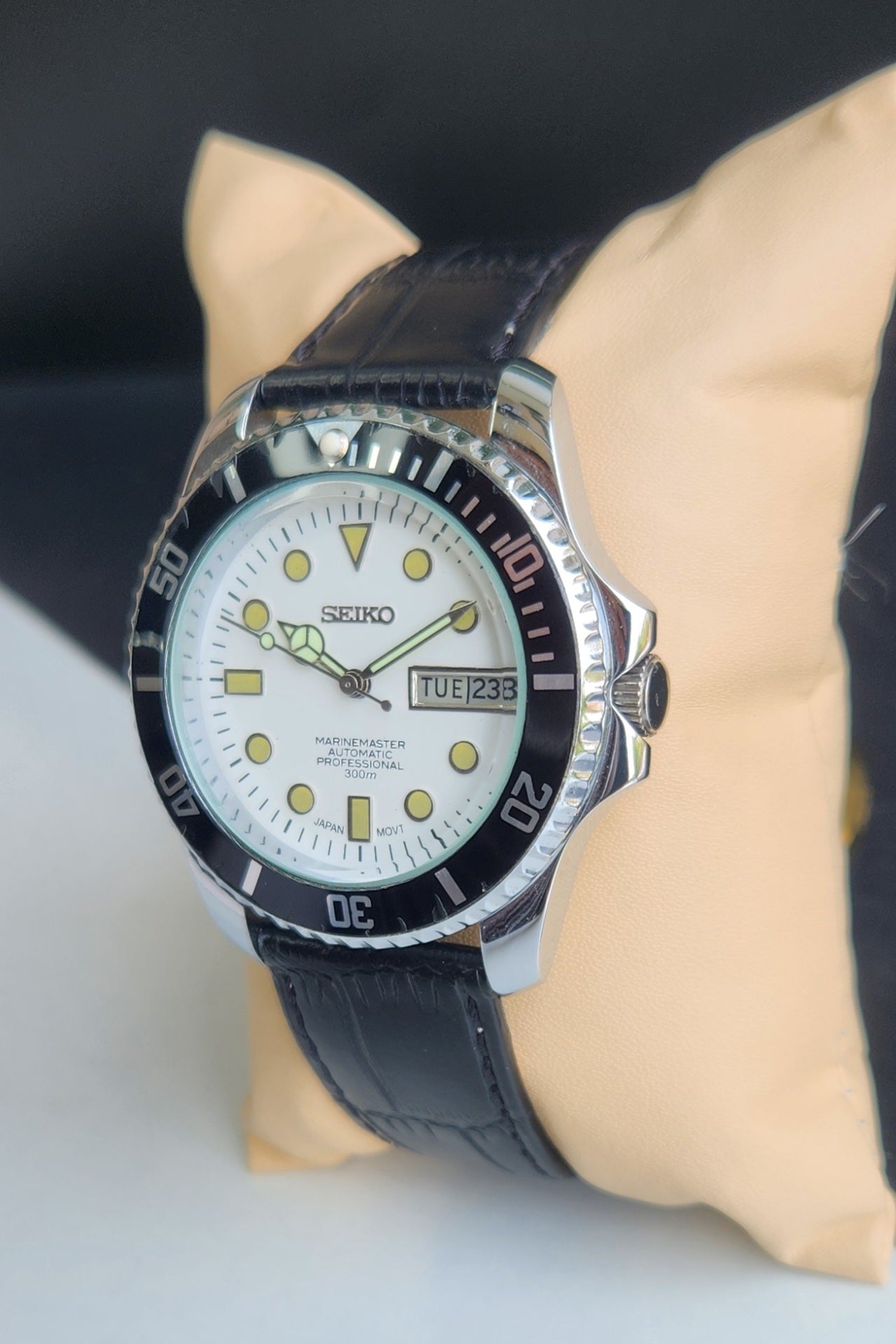 Vintage Seiko Marine Master Automatic White Face Cal. 6319 21 Jewels Black Rotating Bezel Black Leather Strap Men's Wrist Watch E64