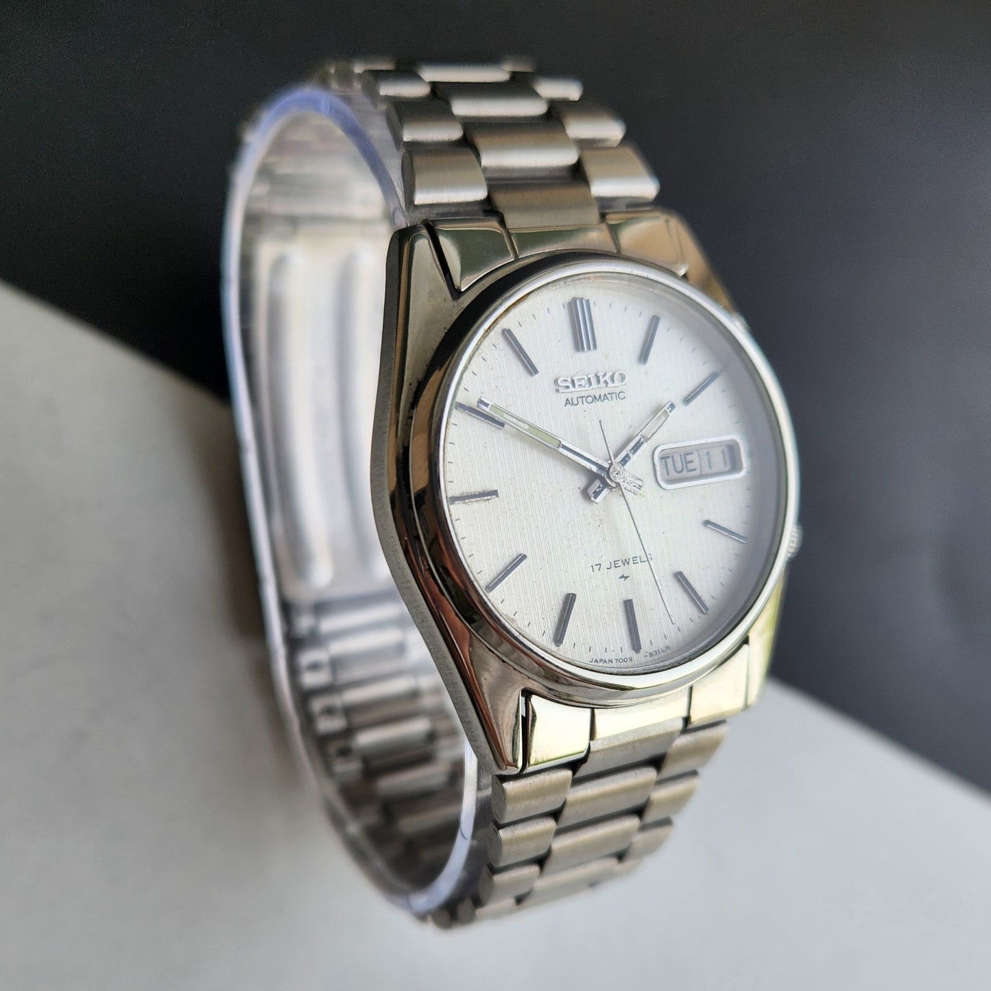 Vintage 1980 Original Seiko 5 Automatic 7009-3170 White Face 17 Jewels Day-Date Japanese Men's Wrist Watch EG17