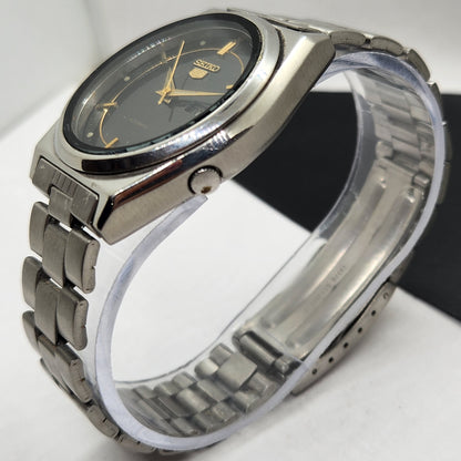 Vintage 1982 Original Seiko 5 Automatic 7009-3170 Black Face 17 Jewels Day-Date Japanese Men's Wrist Watch EG73
