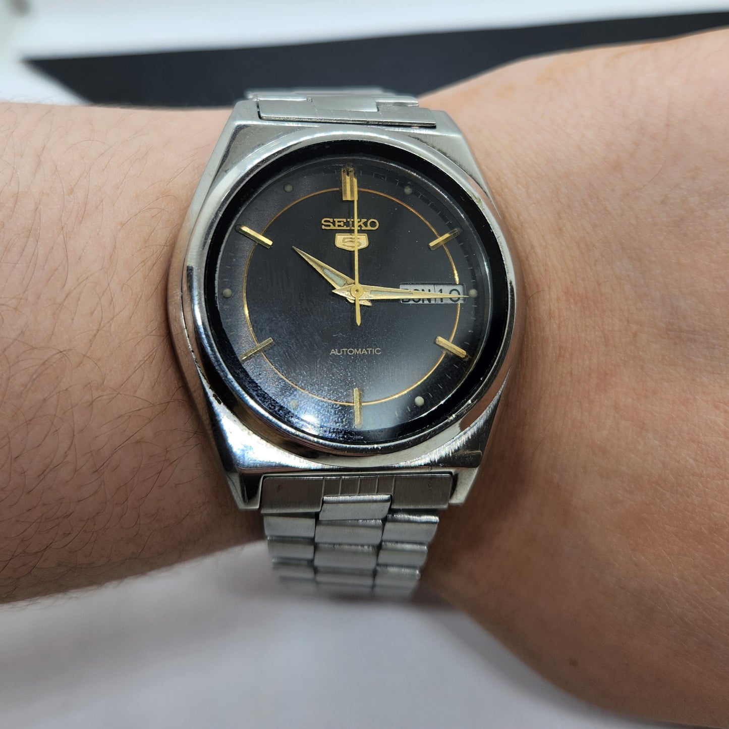 Vintage 1982 Original Seiko 5 Automatic 7009-3170 Black Face 17 Jewels Day-Date Japanese Men's Wrist Watch EG73