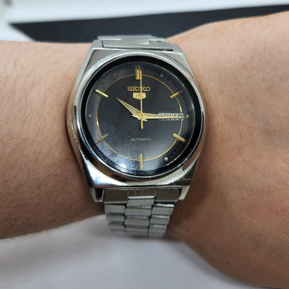 Vintage 1982 Original Seiko 5 Automatic 7009-3170 Black Face 17 Jewels Day-Date Japanese Men's Wrist Watch EG73
