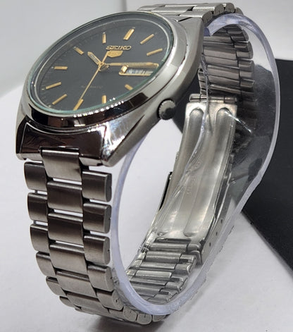 Vintage 1985 Original Seiko 5 Automatic 7009-3041 Black Face 17 Jewels Day-Date Japanese Men's Wrist Watch EG74