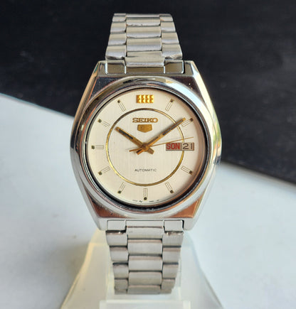 Vintage 1980 Original Seiko 5 Automatic 7009-876A White Face 17 Jewels Day-Date Japanese Men's Wrist Watch EG79