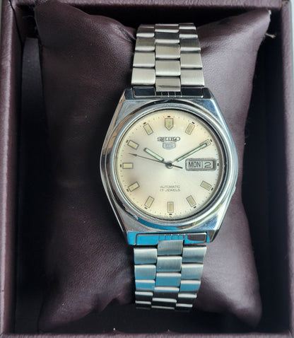 Vintage 1982 Original Seiko 5 Automatic 7009-8740 Silver Face 17 Jewels Day-Date Japanese Men's Wrist Watch EG91