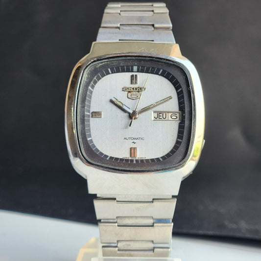 Vintage 1980 Original Seiko 5 Automatic 7009-511A Silver Face 17 Jewels Day-Date Japanese Men's Wrist Watch EG101