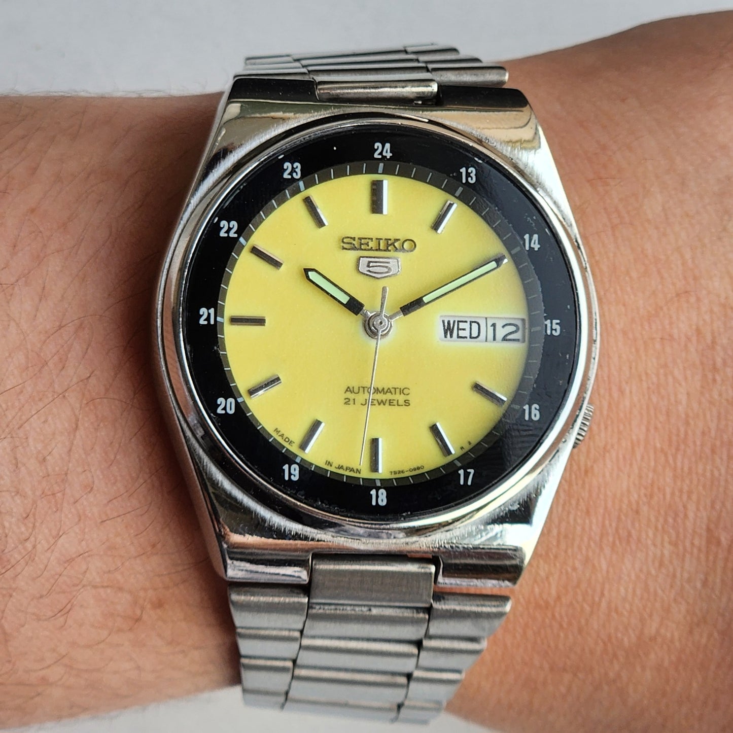 Vintage Original Seiko 5 Automatic 7S26-00R0 Yellow Face 21 Jewels Exhibition Back Day-Date Japanese Men's Wrist Watch EG143