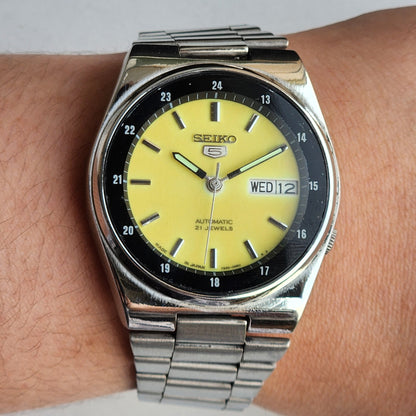 Vintage Original Seiko 5 Automatic 7S26-00R0 Yellow Face 21 Jewels Exhibition Back Day-Date Japanese Men's Wrist Watch EG143