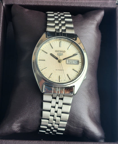 Vintage 1985 Original Seiko 5 Automatic 6309-8840  White Face 17 Jewels Day-Date Japanese Men's Wrist Watch EG120