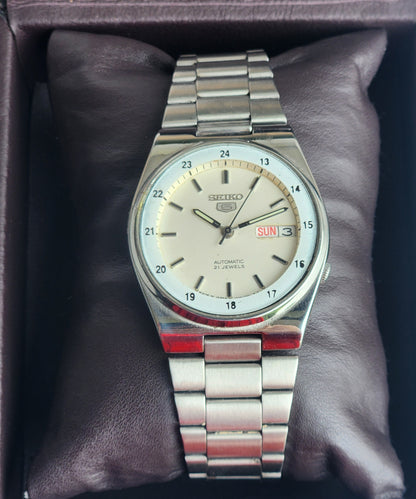 Vintage 1997 Original Seiko 5 Automatic 7S26-3130  White Face 21 Jewels Day-Date Japanese Men's Wrist Watch EG131