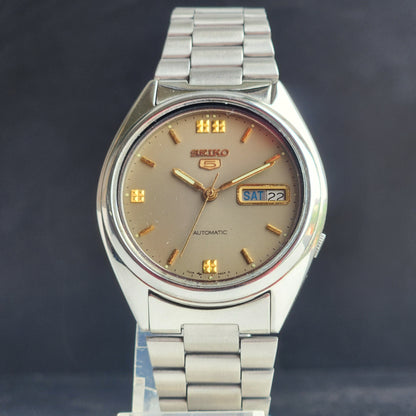 Vintage 1982 Original Seiko 5 Automatic 7009-3040 Grey Face 17 Jewels Day-Date Japanese Men's Wrist Watch EG132
