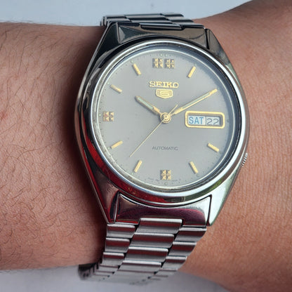 Vintage 1982 Original Seiko 5 Automatic 7009-3040 Grey Face 17 Jewels Day-Date Japanese Men's Wrist Watch EG132