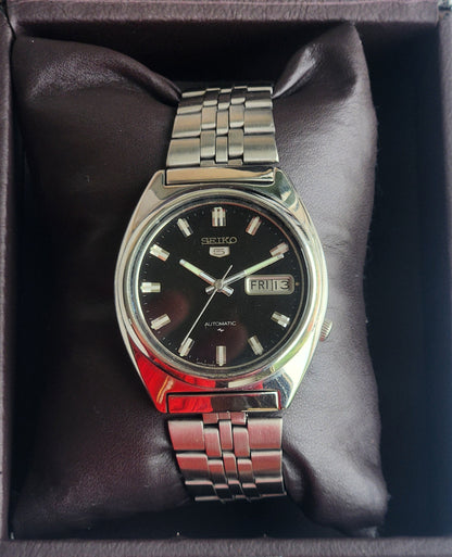 Vintage 1985 Original Seiko 5 Automatic 7009-8331 Black Face 17 Jewels Day-Date Japanese Men's Wrist Watch EG136