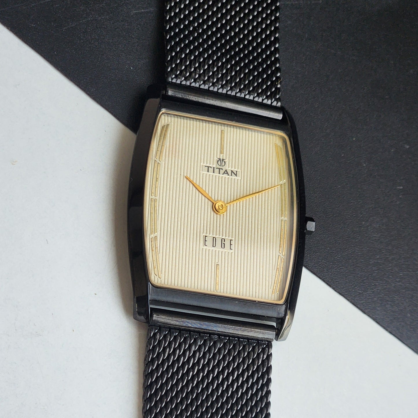 Original TITAN EDGE 1044YCE31 Barrel Off White Face 30MM Case Men's Watch G96