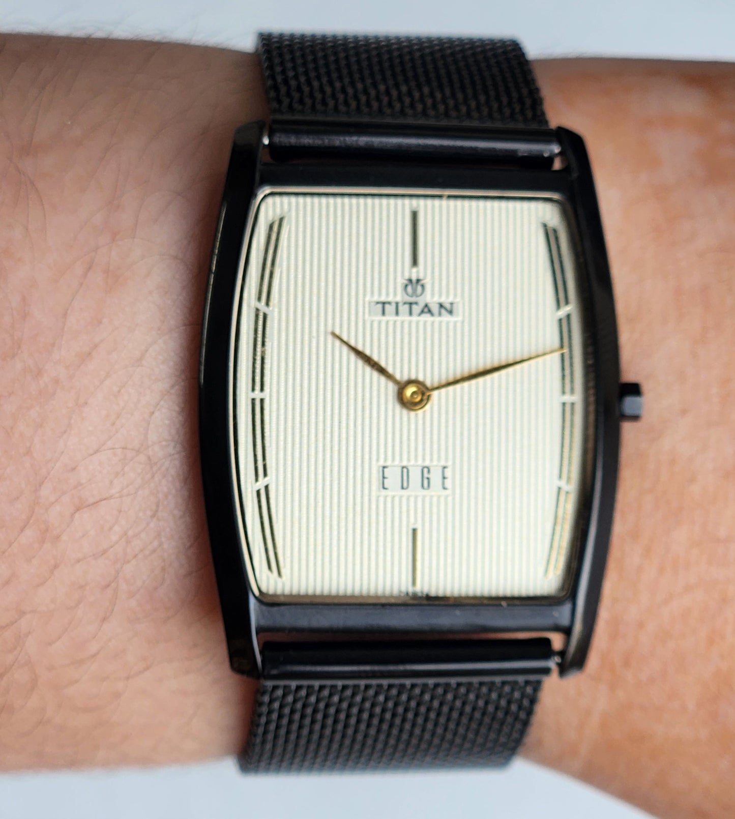 Original TITAN EDGE 1044YCE31 Barrel Off White Face 30MM Case Men's Watch G96