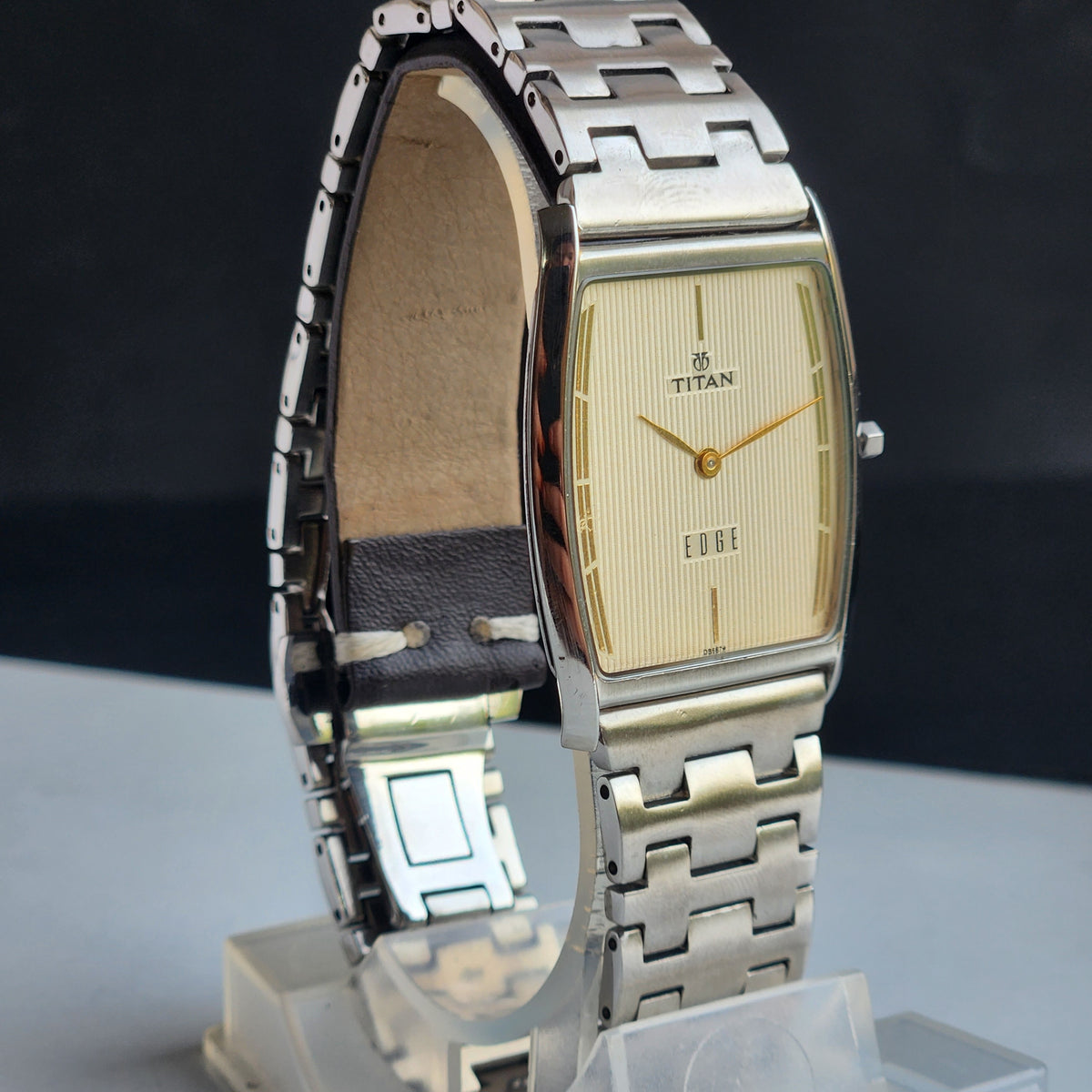 Original TITAN EDGE 1044YCE31 Barrel Off White Face 30MM Case Men's Watch H01