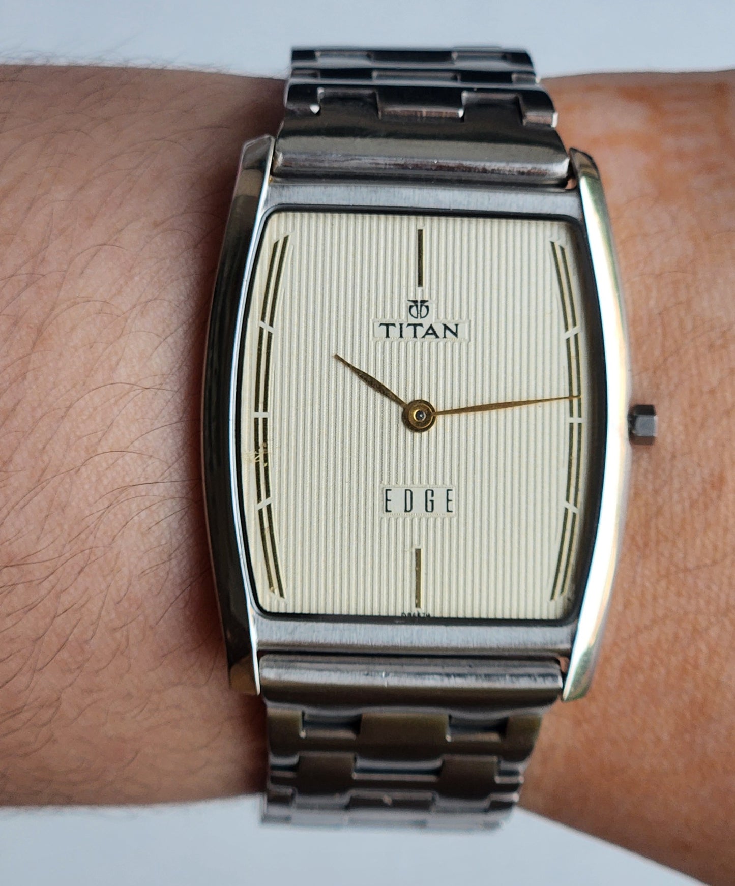 Original TITAN EDGE 1044YCE31 Barrel Off White Face 30MM Case Men's Watch H01