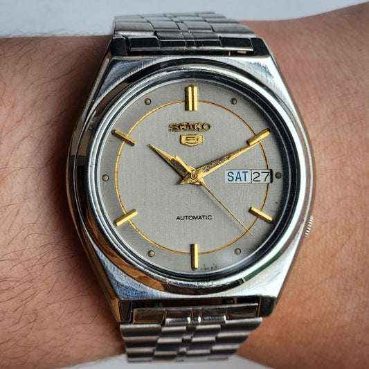 Vintage 1985 Original Seiko 5 Automatic 7009-876A Grey Face 17 Jewels Day-Date Japanese Men's Wrist Watch ET46