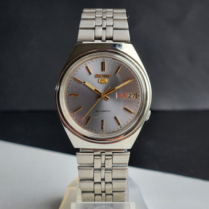 Vintage 1985 Original Seiko 5 Automatic 7009-3030 Grey Face 17 Jewels Day-Date Japanese Men's Wrist Watch ET58
