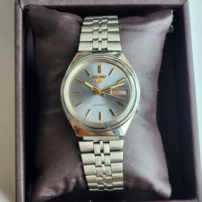 Vintage 1985 Original Seiko 5 Automatic 7009-3030 Grey Face 17 Jewels Day-Date Japanese Men's Wrist Watch ET58