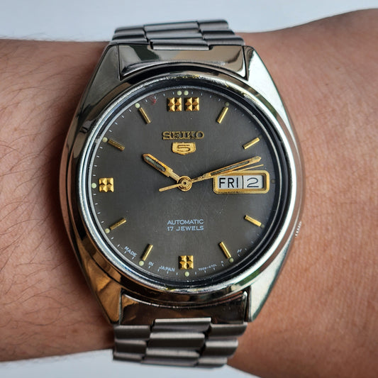 Vintage 1983 Original Seiko 5 Automatic 7009-3041 Grey Face 17 Jewels Day-Date Japanese Men's Wrist Watch ET62