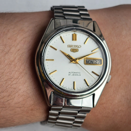 Vintage 1973 Original Seiko 5 Automatic 7019-6081 White Face 17 Jewels Day-Date Japanese Men's Wrist Watch ET75