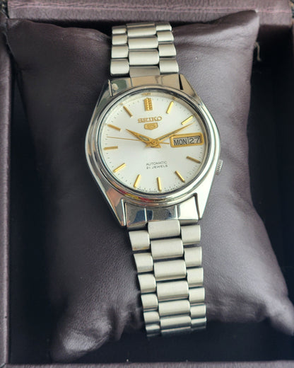 Vintage 1973 Original Seiko 5 Automatic 7019-6081 White Face 17 Jewels Day-Date Japanese Men's Wrist Watch ET75