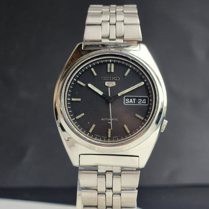 Vintage 1995 Original Seiko 5 Automatic 7009-8330 Black Face 17 Jewels Day-Date Japanese Men's Wrist Watch ET77