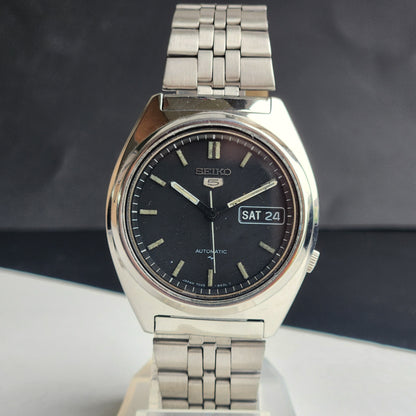 Vintage 1995 Original Seiko 5 Automatic 7009-8330 Black Face 17 Jewels Day-Date Japanese Men's Wrist Watch ET77