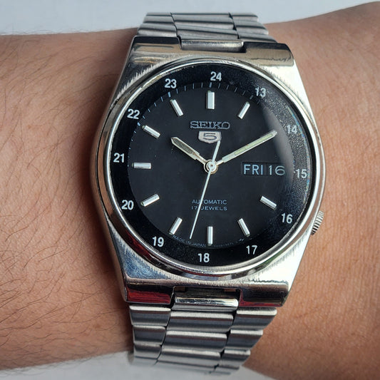 Vintage 1985 Original Seiko 5 Automatic 7009-3161 Black Face 17 Jewels Day-Date Japanese Men's Wrist Watch ET86