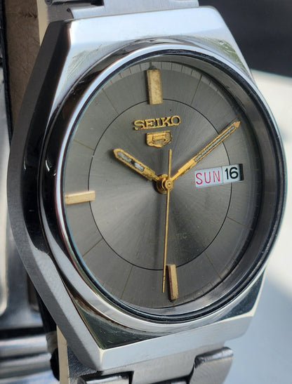 Vintage 1982 Original Seiko 5 Automatic 6309-8920 Grey Face 17 Jewels Day-Date Japanese Men's Wrist Watch ET88