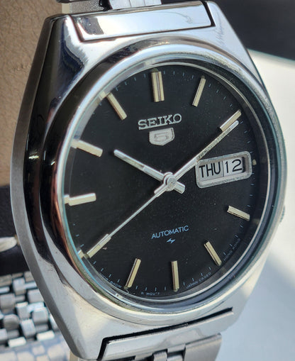 Vintage 1985 Original Seiko 5 Automatic 7009-8331 Black Face 17 Jewels Day-Date Japanese Men's Wrist Watch ET89