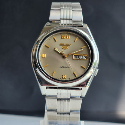 Vintage 1982 Original Seiko 5 Automatic 7009-876J Grey Face 17 Jewels Day-Date Japanese Men's Wrist Watch ET91