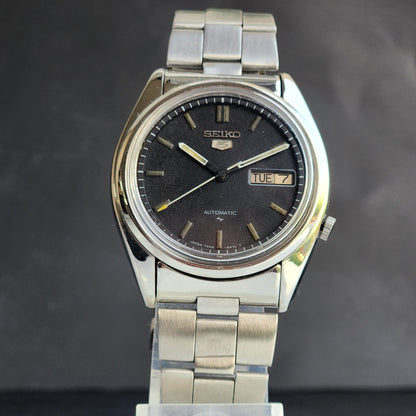 Vintage 1984 Original Seiko 5 Automatic 7009-3161 Black Face 17 Jewels Day-Date Japanese Men's Wrist Watch ET102