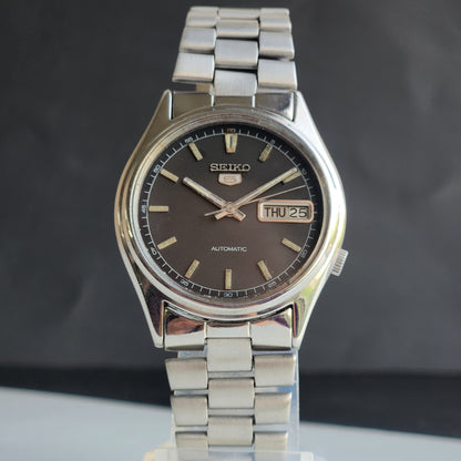 Vintage 1983 Original Seiko 5 Automatic 7009-3100 Black Face 17 Jewels Day-Date Japanese Men's Wrist Watch ET104