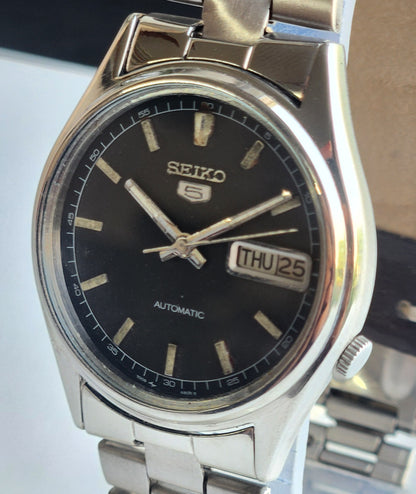 Vintage 1983 Original Seiko 5 Automatic 7009-3100 Black Face 17 Jewels Day-Date Japanese Men's Wrist Watch ET104