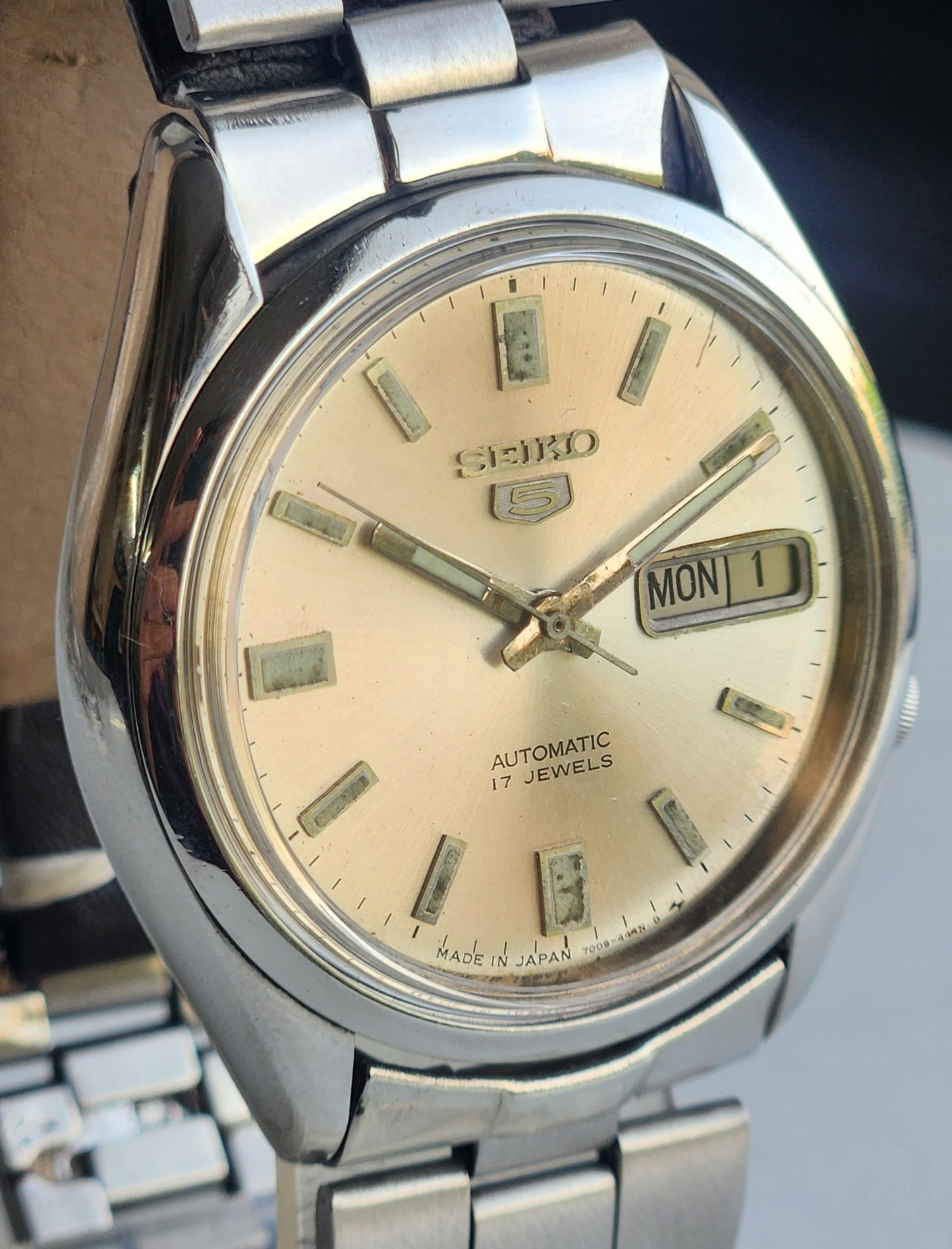 Vintage 1981 Original Seiko 5 Automatic 7009-5320 Silver Face 17 Jewels Day-Date Japanese Men's Wrist Watch ET106