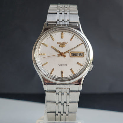 Vintage 1976 Original Seiko 5 Automatic 7009-3050 White Face 17 Jewels Day-Date Japanese Men's Wrist Watch ET113