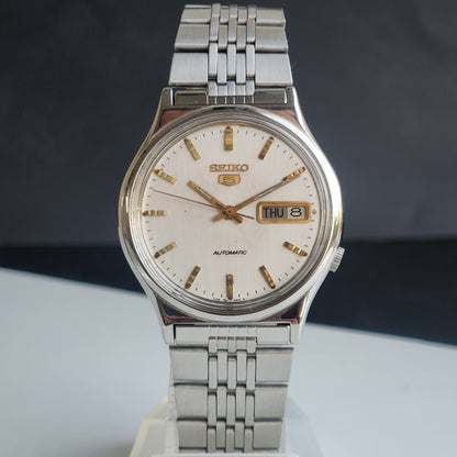 Vintage 1976 Original Seiko 5 Automatic 7009-3050 White Face 17 Jewels Day-Date Japanese Men's Wrist Watch ET113