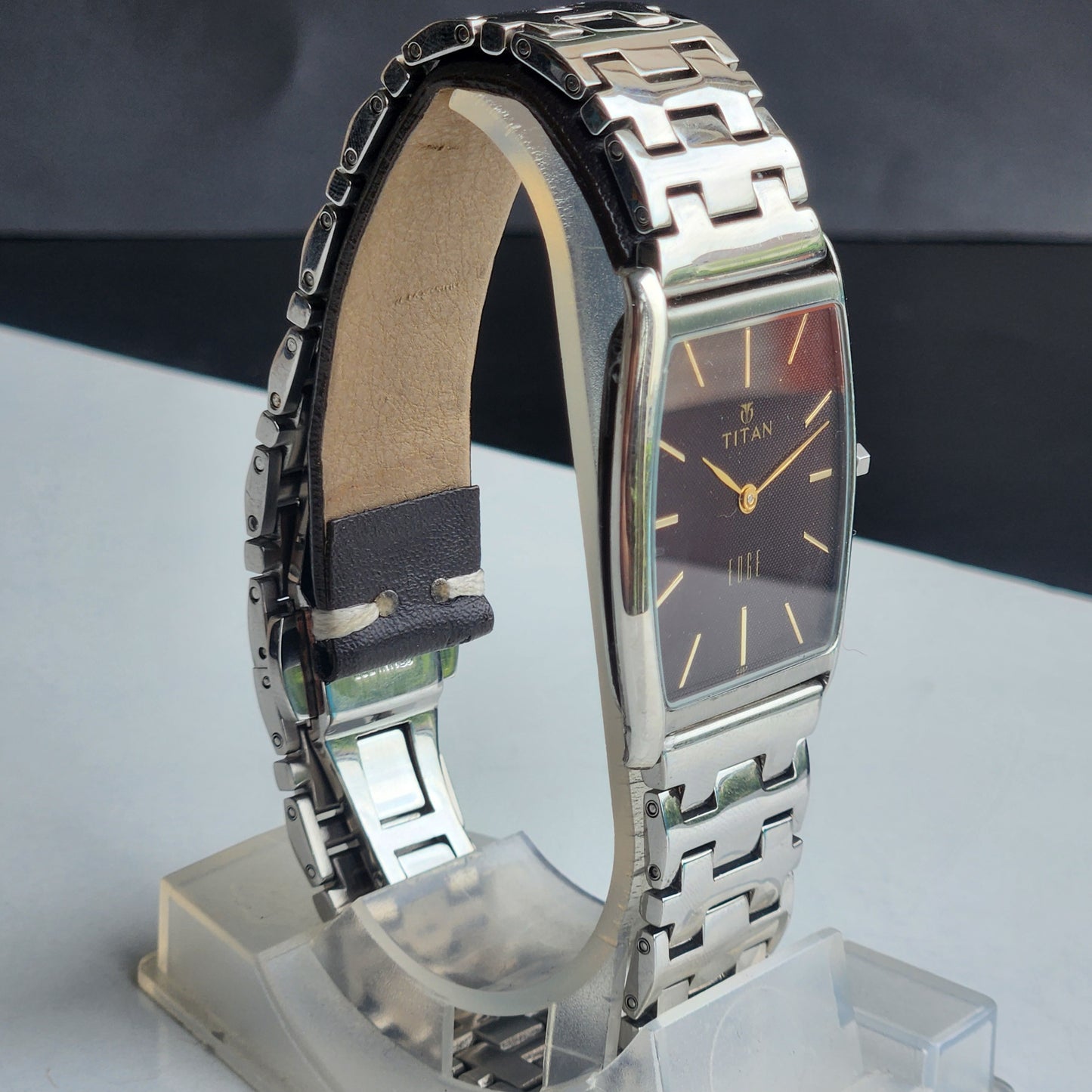 Original TITAN EDGE 1044YCE31 Barrel Black Face 29MM Case Men's Watch H70
