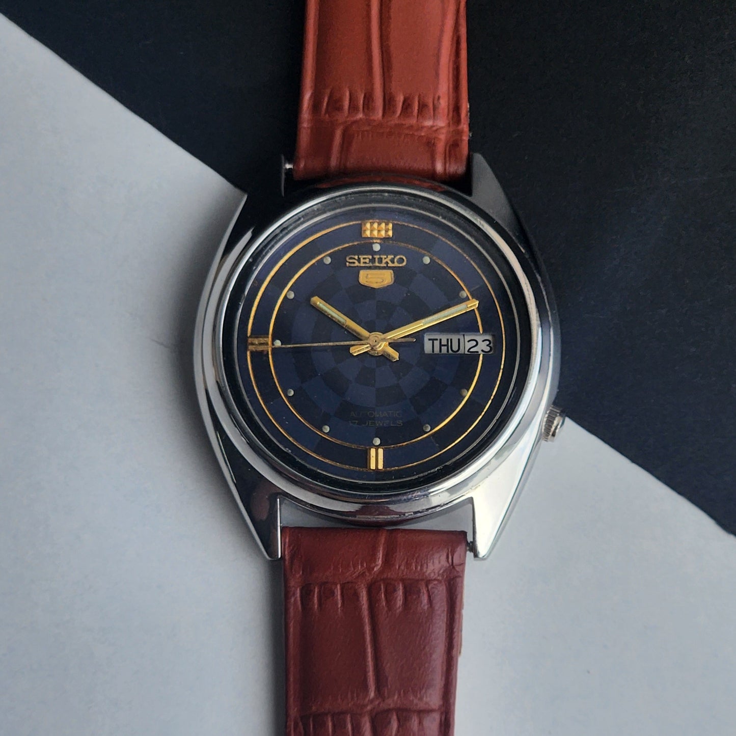 Vintage 1989 Original Seiko 5 Automatic 7009-3040 Blue Face 17 Jewels Tan Leather Strap Day-Date Japanese Men's Wrist Watch EG199