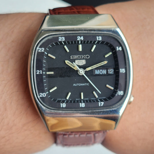 Vintage 1985 Original Seiko 5 Automatic 6319-520A Black Face 21 Jewels Tan Leather Strap Day-Date Japanese Men's Wrist Watch EG201