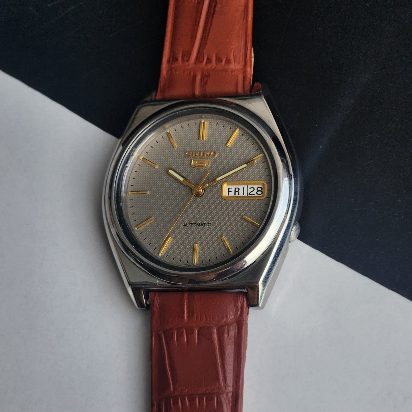 Vintage 1997 Original Seiko 5 Automatic 7S26-8760 Grey Face 21 Jewels Tan Leather Strap Day-Date Japanese Men's Wrist Watch EG204